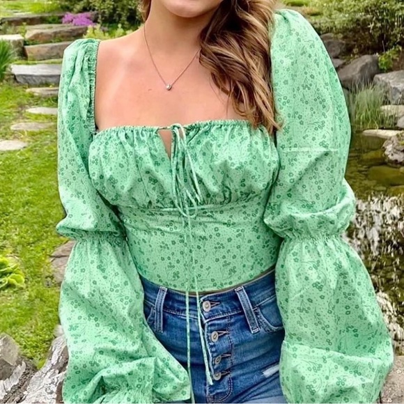 NWT Bubble Sleeve Floral Top - Picture 2 of 6